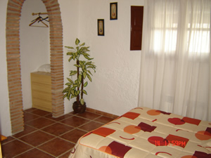 Dormitorio con arco